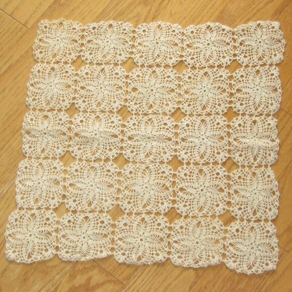 Set of 3 table runners - 2 rectangular and 1 square - Picture 3 of 4